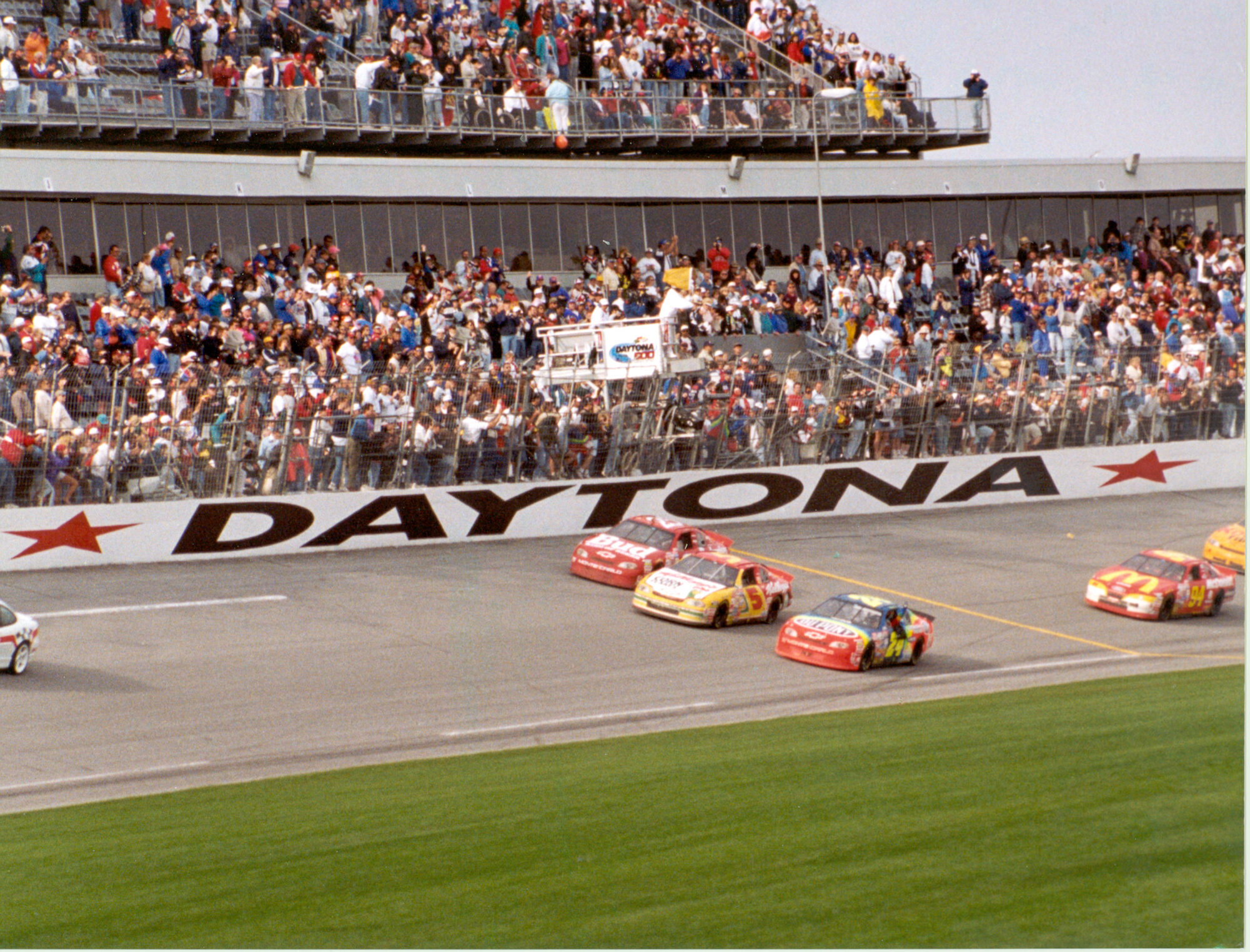 日刊スポーツ 2000G1RACE PHOTO COLLECTION Relive the 1997 DAYTONA 500 as Jeff Gordon leads 1-2-3 sweep for