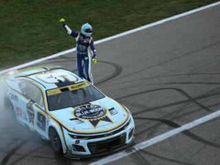 Chase Elliott rallies for thrilling overtime win at Kansas, advances to NASCAR Cup Series Round of 8