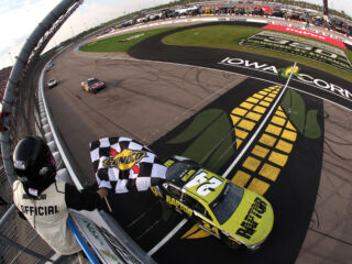 NASCAR Iowa results: William Byron coasts to Cup Series victory, reclaims NASCAR points standings lead